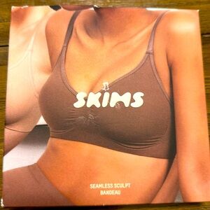 Skims black bandeau, comes with adjustable straps